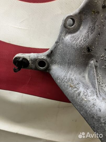 Рено дастер кронштейн генератора