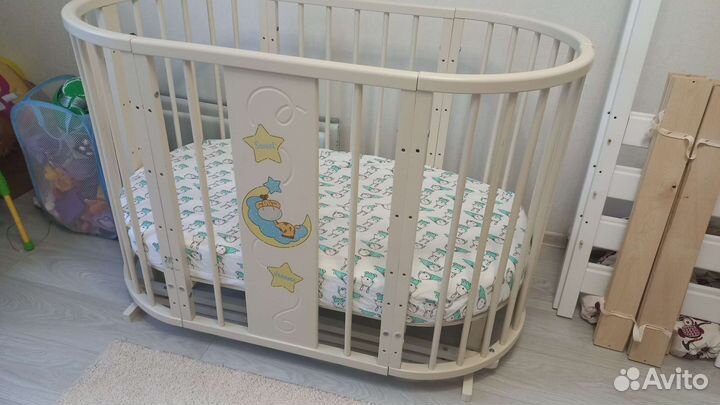 Детская кроватка с маятником