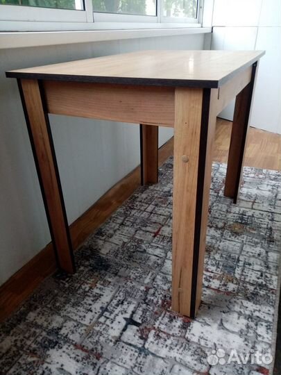 Продается стол