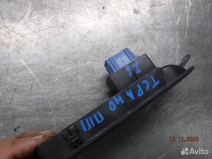 Кнопка стеклоподъемника передняя правая Nissan