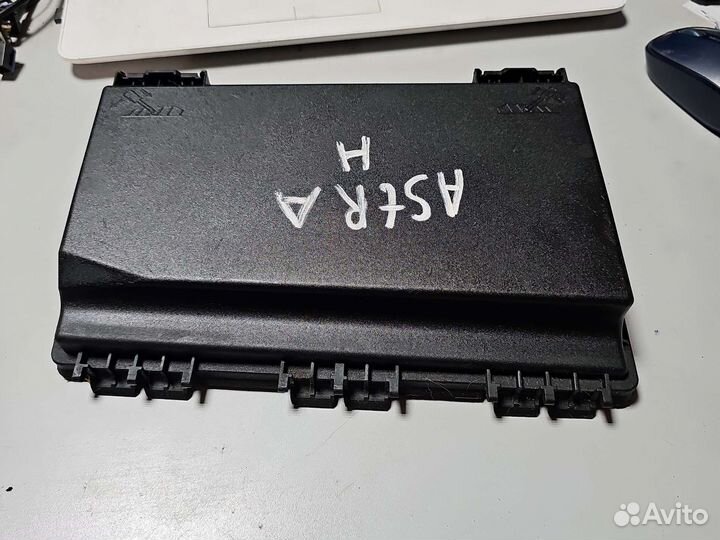 Крышка блока предохранителей Opel Astra H Zafira B