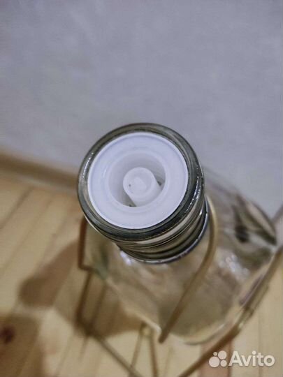 Пустая бутылка виски в подставке качели