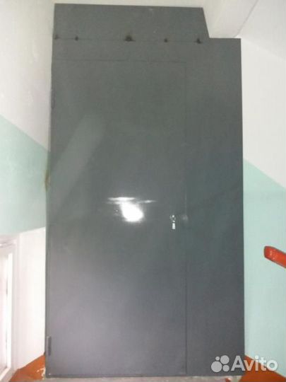 Дверь металлическая/ Кладовка в подъезде