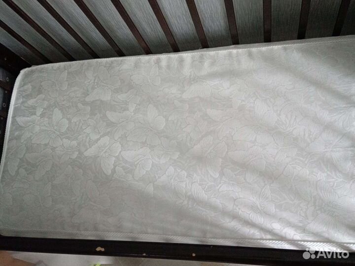 Детская кроватка с маятником