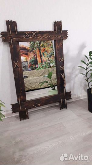 Зеркало в деревянной раме