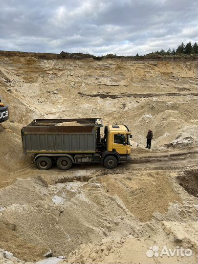 Водитель самосвала scania