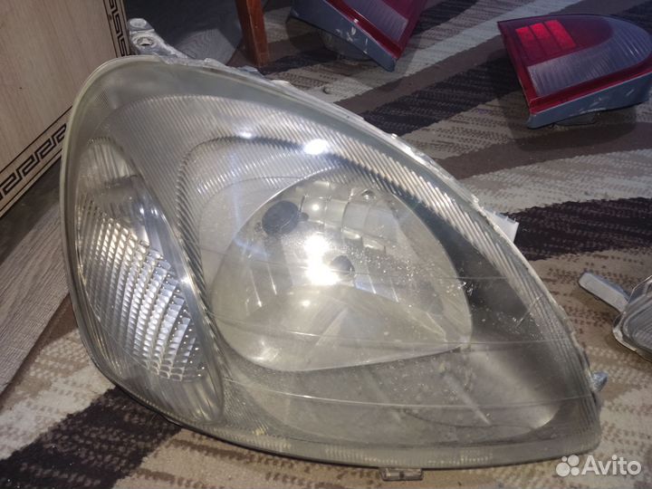 Фары на Toyota vitz