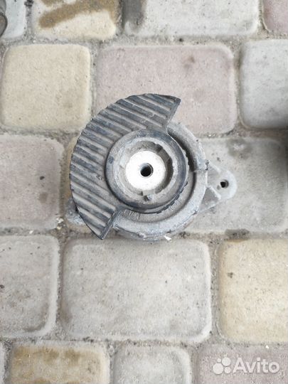 Подушка двигателя мерседес W204/207/212/218