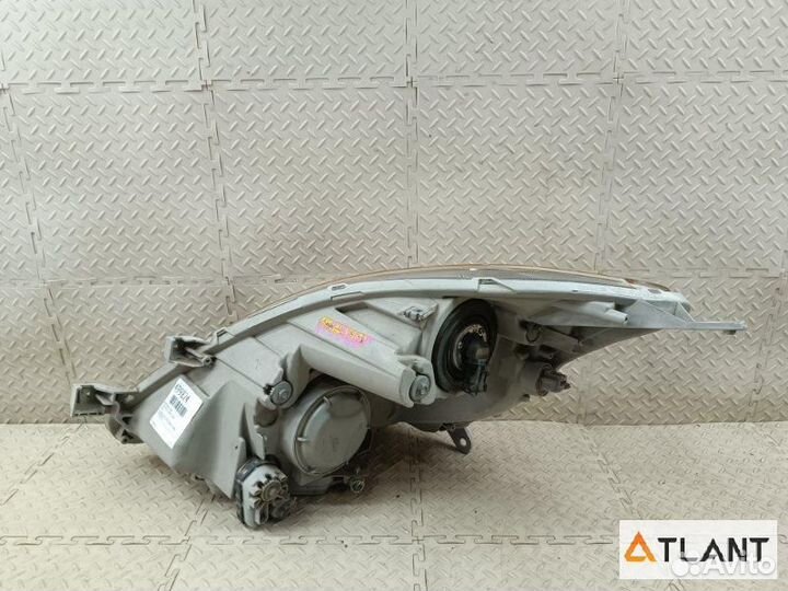 Фара передняя правая toyota isis