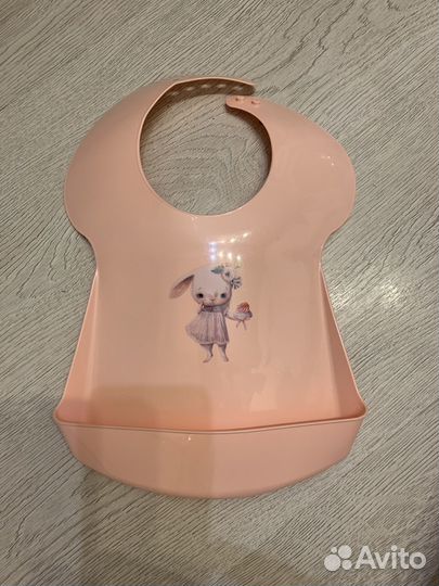 Нагрудник пластмассовый