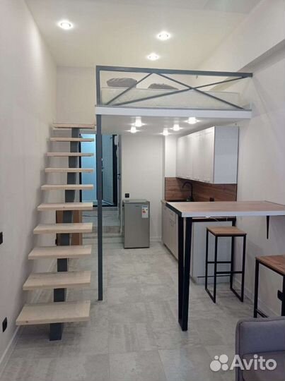 Лестница в дом, в студию, апартаменты