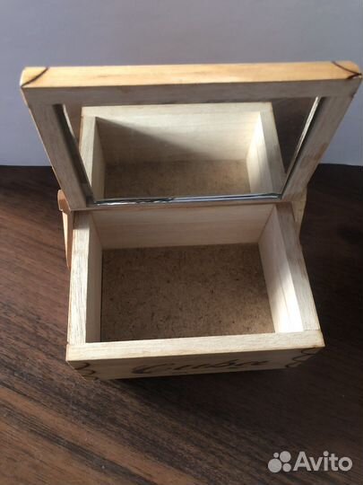 Деревянная шкатулка