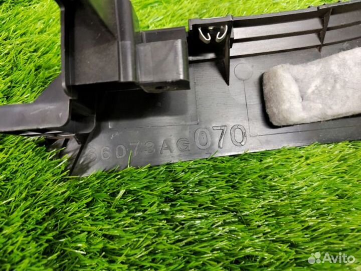 Обшивка центральной консоли левая правая Subaru