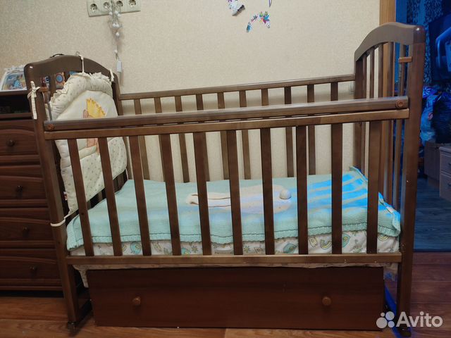 Детская кроватка с маятником