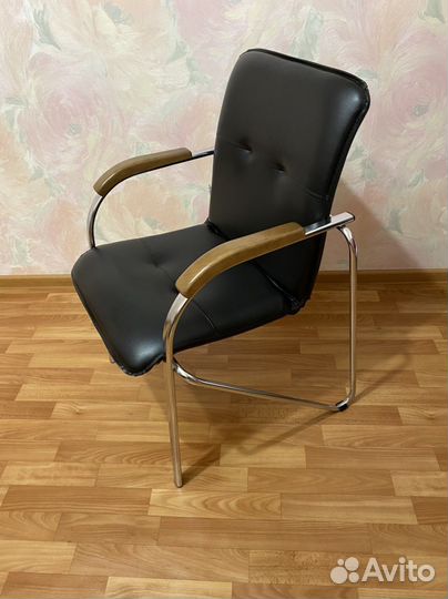 Офисный стул черный