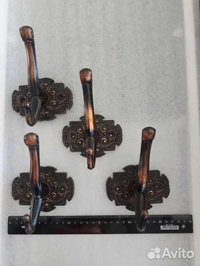 Металлические крючки для прихожей