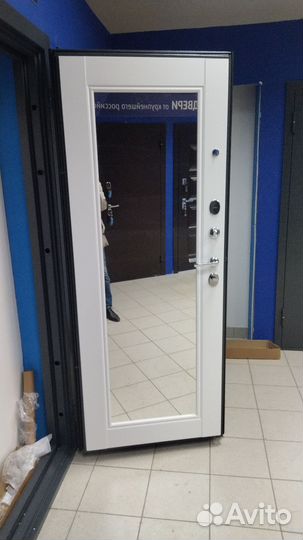 Дверь входная в квартиру железная с зеркалом