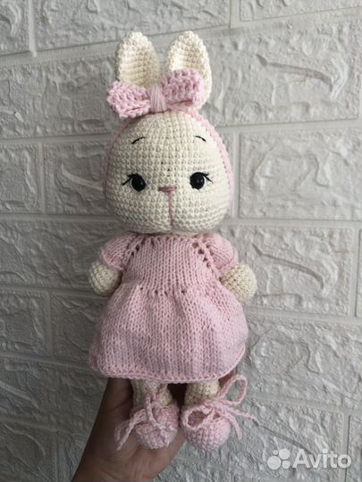Вязанные зайчики игрушка пинетки