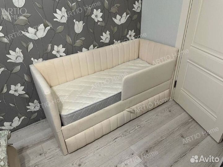 Кровать для детей с мягкой спинкой