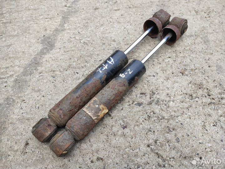 Амортизаторы задние на Opel Zafira B