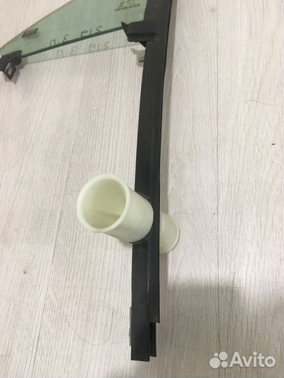 Форточка двери задняя правая Mercedes Benz Cls350