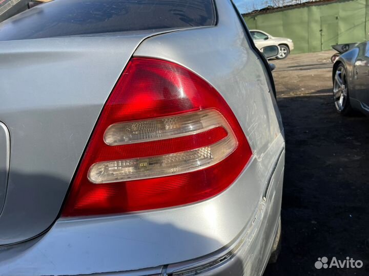 Фонарь задний правый Mercedes C-class W203