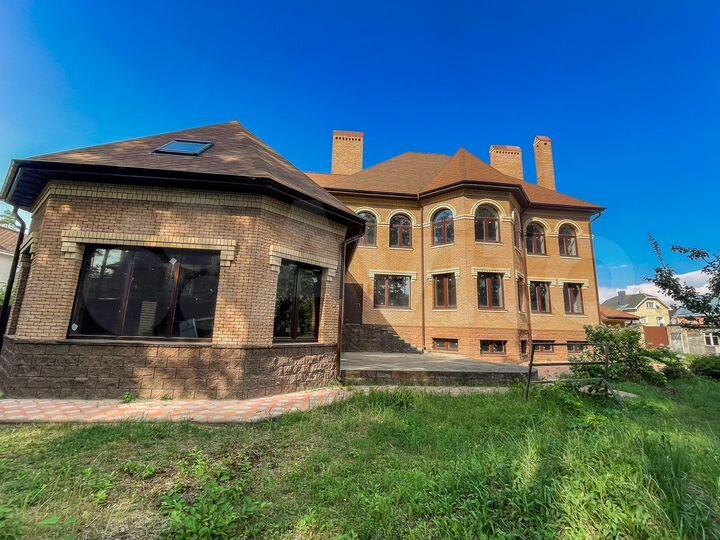 Дом 872,9 м² на участке 18,3 сот.