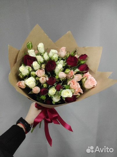 Букет из 11 красных, белых и розовых кустовых роз