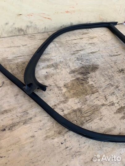 Уплотнитель двери передней левой VW passat Cc