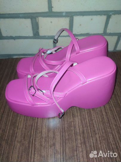 Босоножки на высокой платформе