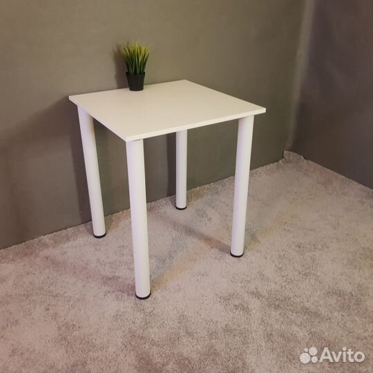 Письменный стол 60*60 см. Белые ножки