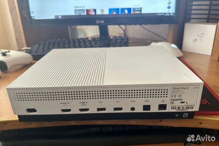 Xbox One S 1TB 2 геймпада + Game Pass Ultimate
