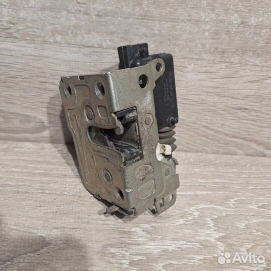 Замок двери задний правый Renault Sandero 1