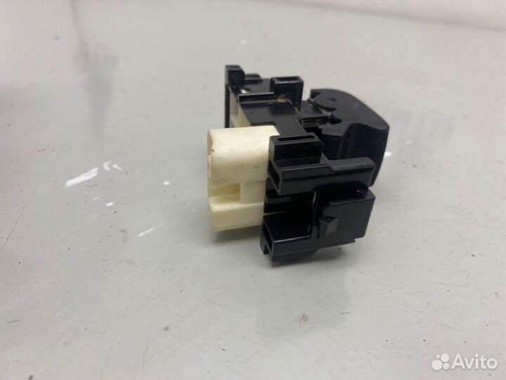 Кнопка стеклоподъемника Toyota Corolla E180 1ZR