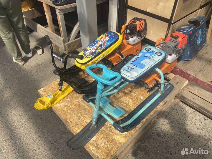 Детские игрушки снегокат с мотором