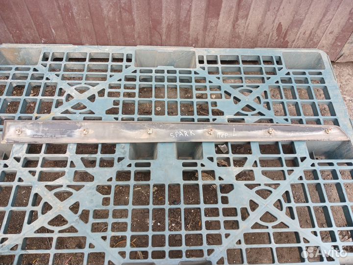 Молдинг передней левой двери Chevrolet Spark M200