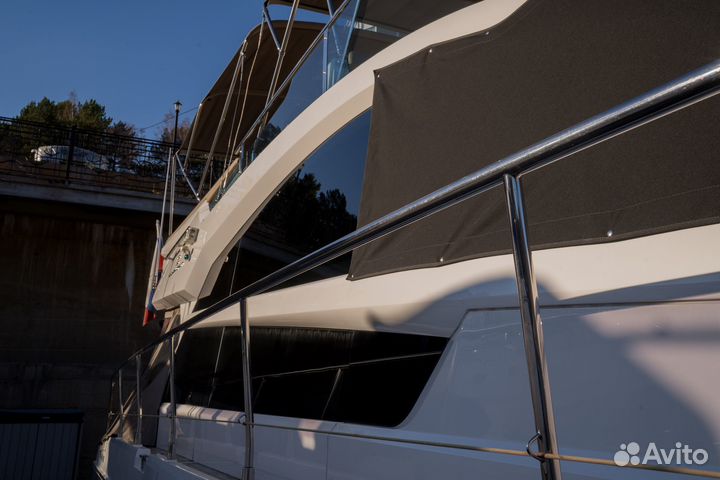 Яхта с флайбриджем Fairline Squadron 50