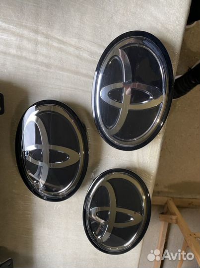 Эмблема (значок) Toyota Camry V70 (оригинал)