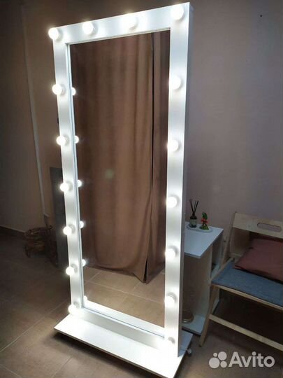 Гримерное зеркало на колесиках
