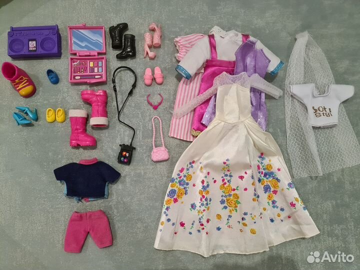 Лот одежды, обуви и аксессуаров для кукол Барби