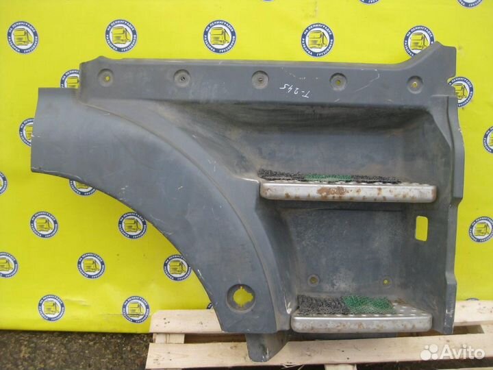 Корпус подножки правый, широкая кабина 81615100824