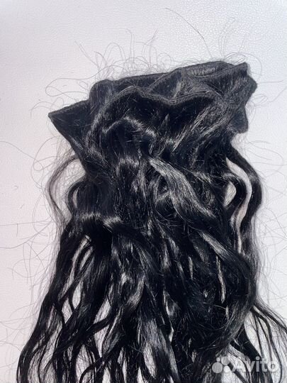 Волосы на заколках черные