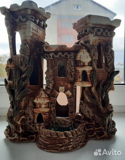 Замок в аквариум