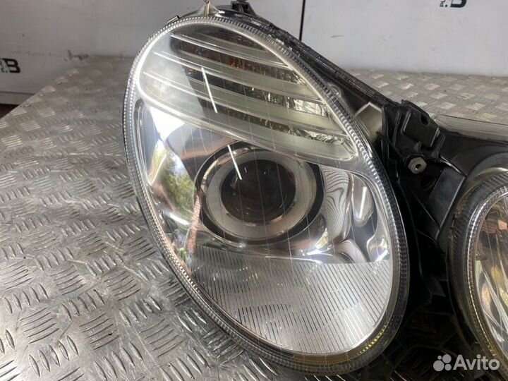 Фара ксеноновая передняя правая Mercedes-Benz