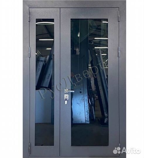 Двустворчатая металлическая дверь со стеклом дом