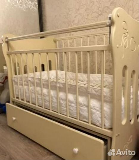 Детская кроватка с маятником и пеленальный комод