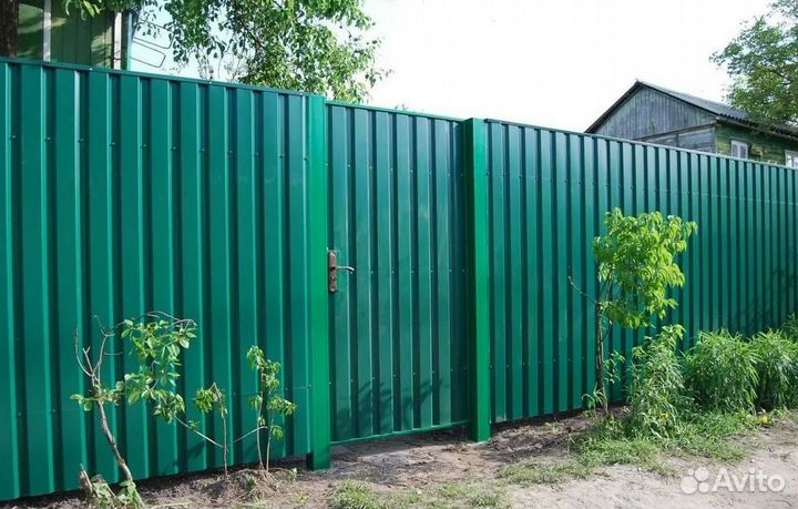 Забор металлический с металлическими столбами каче