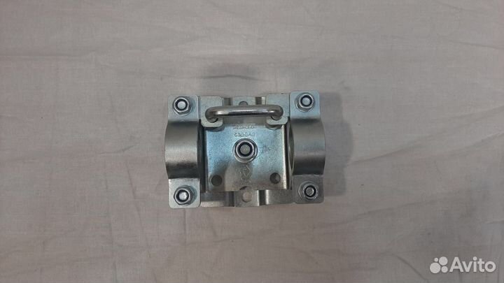 Поворотный хомут для опорного колеса прицепа