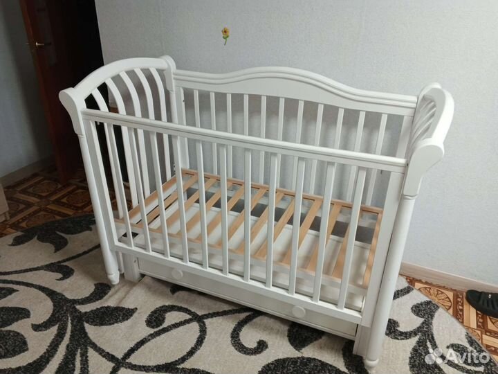 Детская кровать с маятником и ящиком