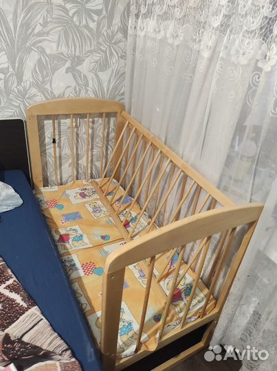 Детская кроватка с матрасом и бортиками